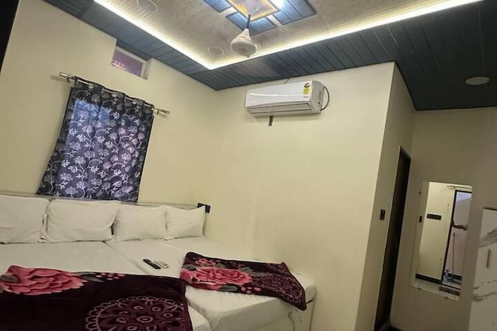Room 6 of 18