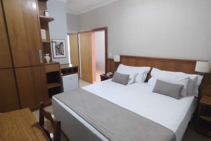 Room 17 of 33
