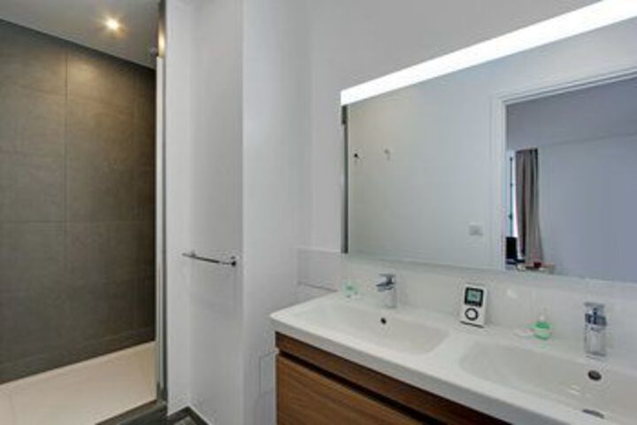 Room 8 of 102