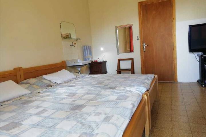 Room 4 of 10