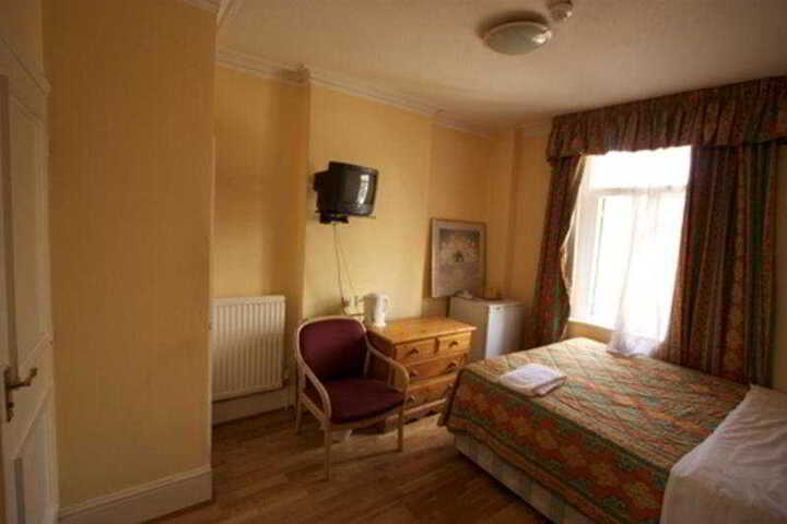 Room 4 of 10
