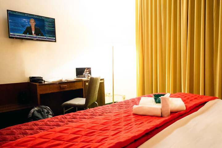 Room 10 of 28
