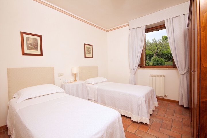 Room 6 of 75