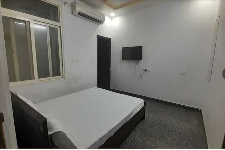 Room 4 of 6