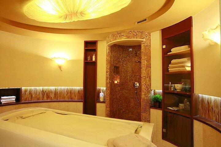 Room 32 of 42