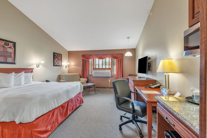 Deluxe King Bed (2 of 8)