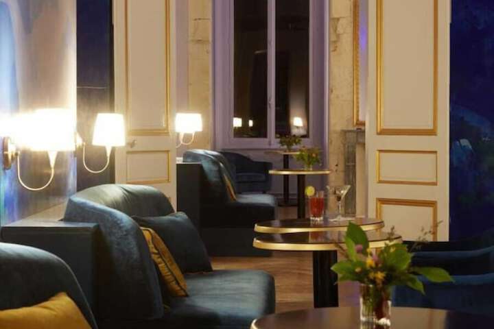 Lounge 23 of 28