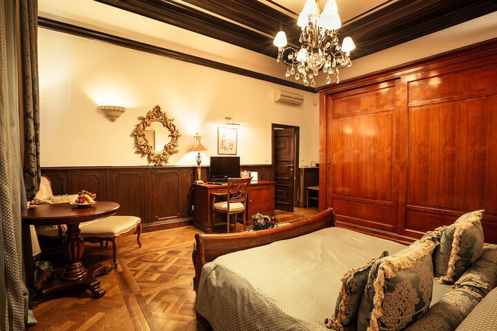 Room 35 of 142