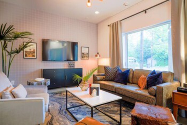 4br 2.5ba Holly Heaven Home in Austin, TX
