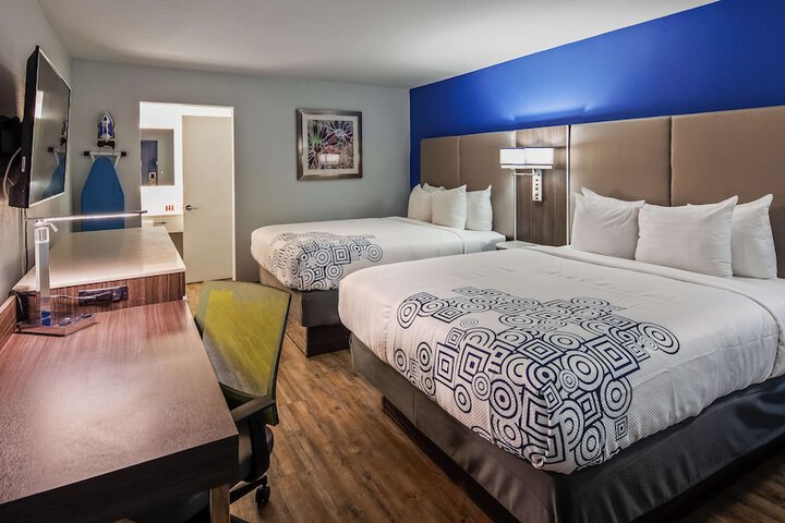 2 Queen Beds Microwave and Refrigerator Flat Screen Television High Speed Internet Accessible Coffee Maker Full Breakfast (8 of 12)