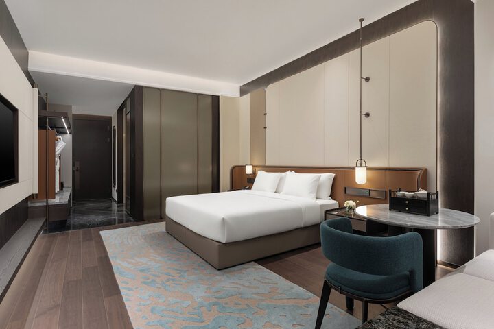 Room 18 of 102
