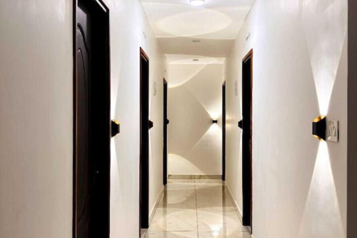Ballroom/Hall 15 of 16