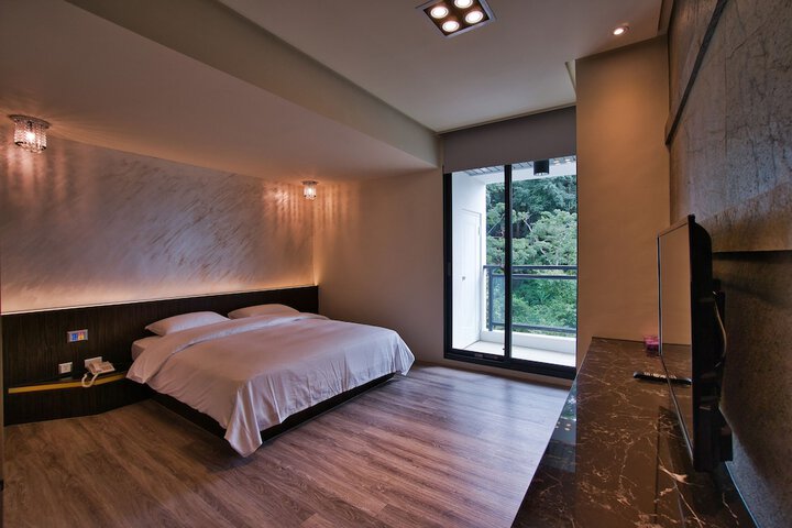 Room 7 of 16