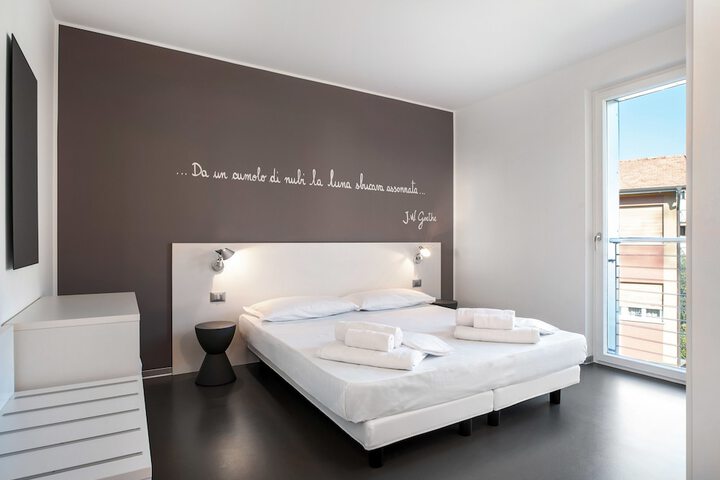 Room 3 of 28
