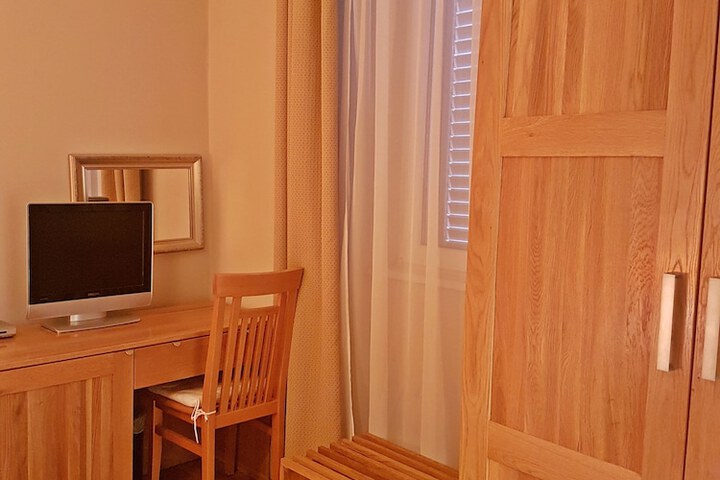 Room 9 of 38