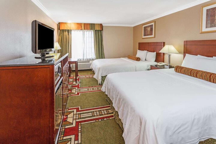 2 Queen Beds (2 of 7)