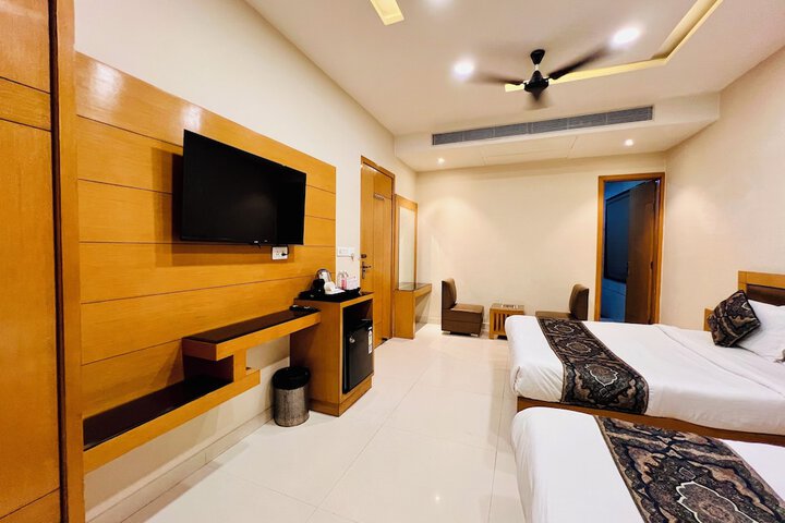 Lounge 20 of 35