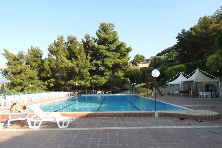 Pool 10 of 17