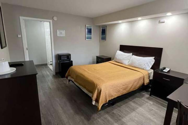 Room 4 of 13