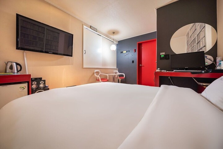 Room 8 of 30