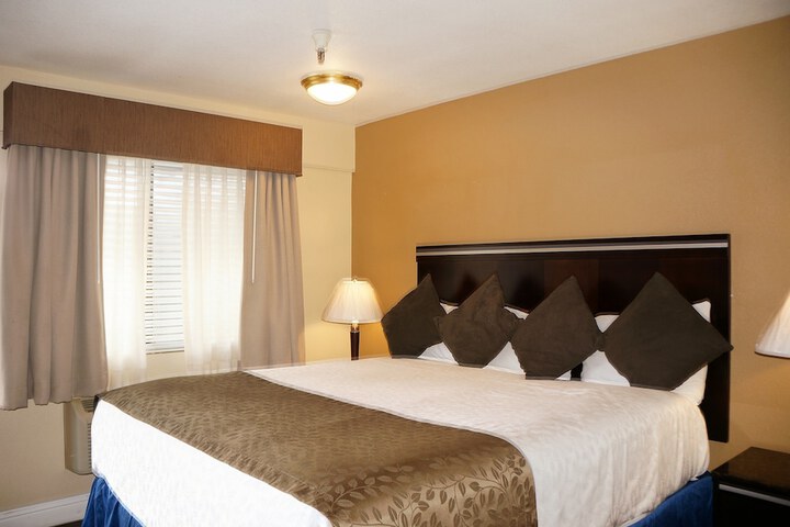Standard | King Bed (3 of 7)
