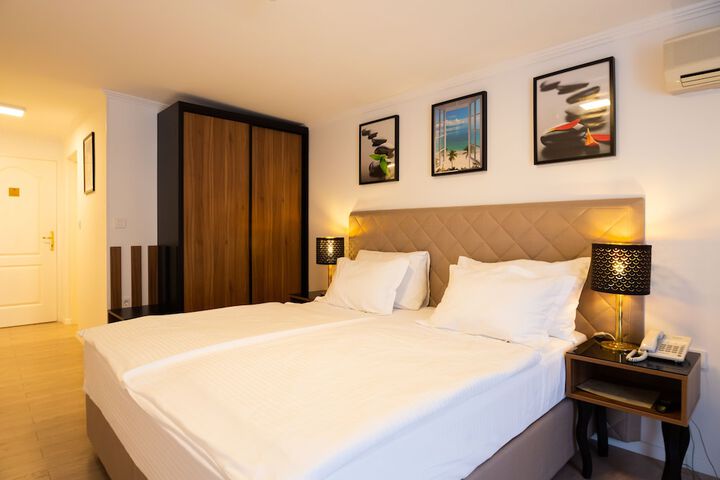Room 6 of 33
