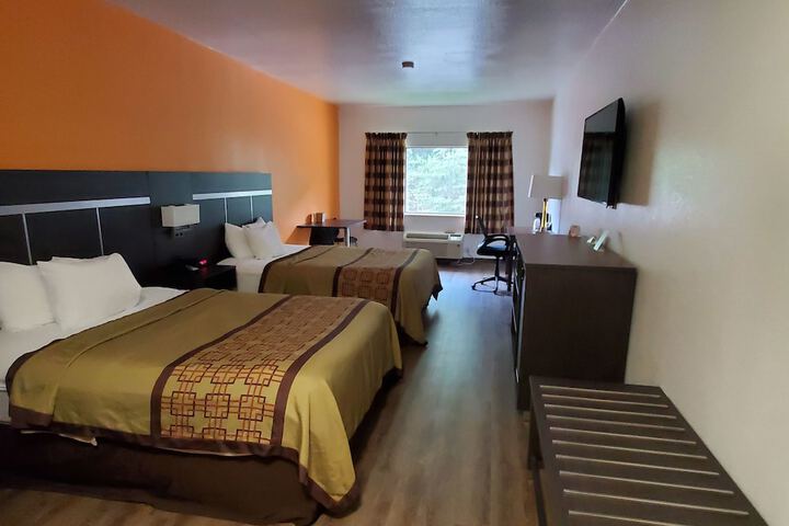 2 Queen Beds (11 of 14)