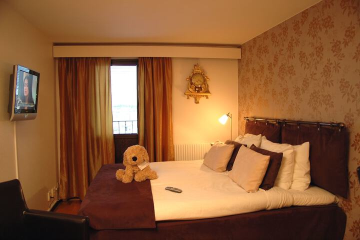 Room 9 of 68