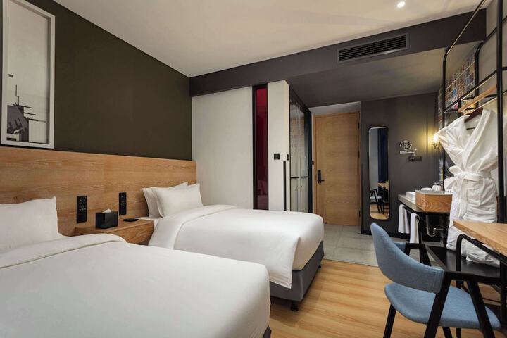 Room 6 of 14