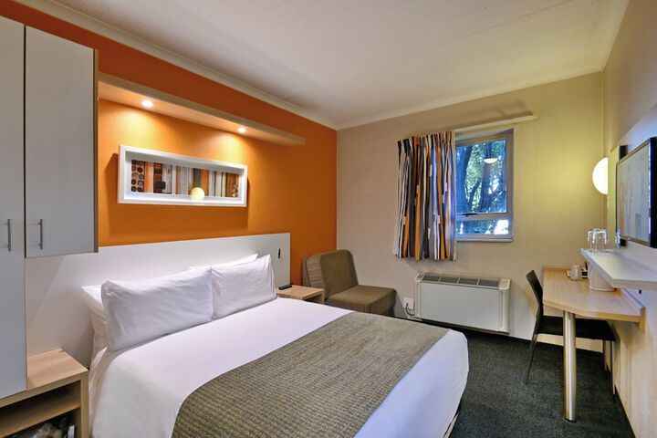 Room 5 of 16