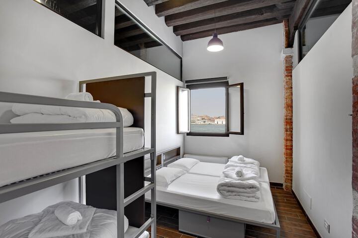 Room 16 of 47