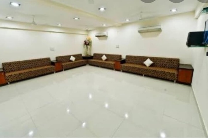 Ballroom/Hall 13 of 14