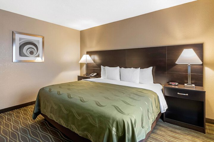1 Queen Bed (13 of 18)
