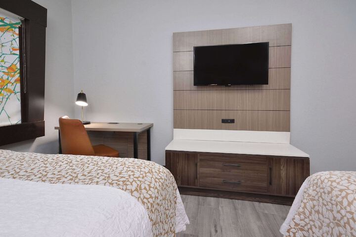 2 Queen Beds (24 of 38)