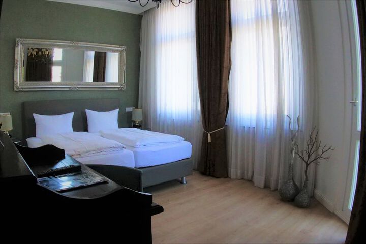 Room 11 of 18