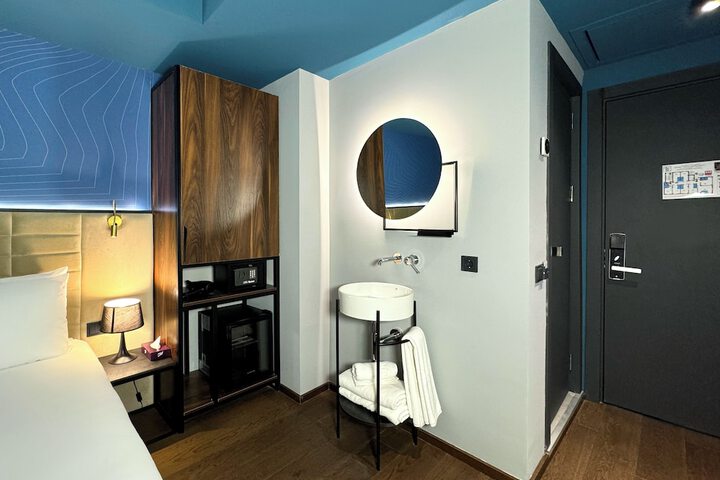 Room 18 of 104