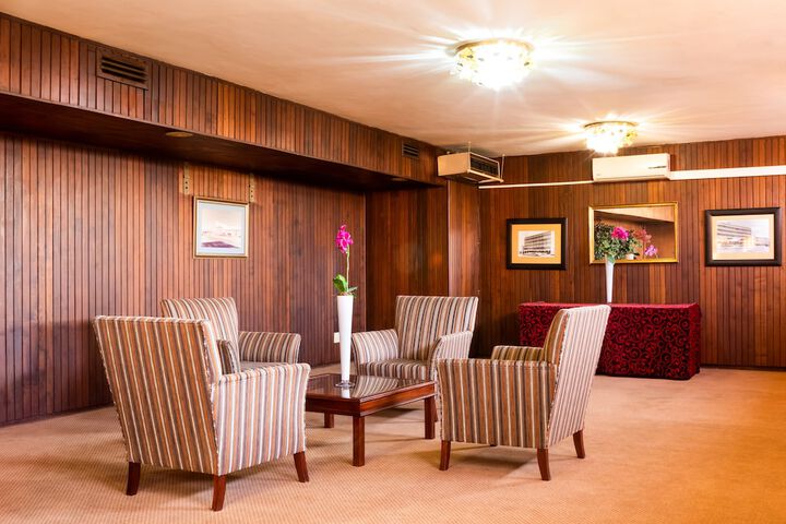 Lounge 20 of 25