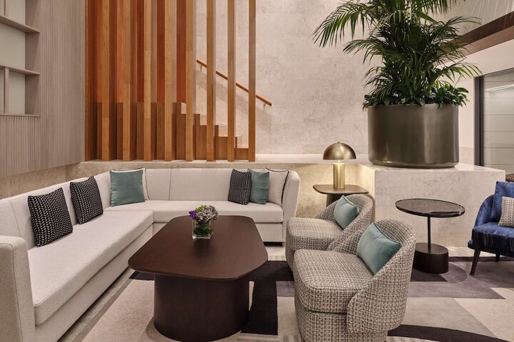 Lounge 41 of 46