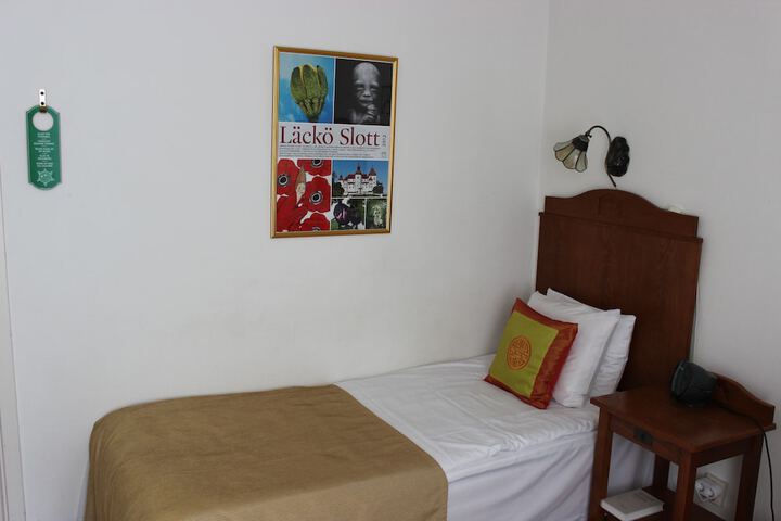 Room 8 of 48