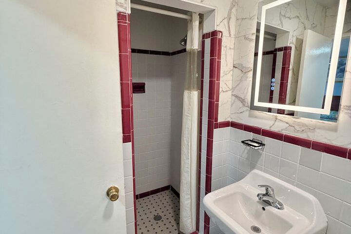 Room 14 of 16