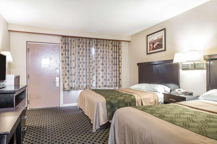 2 Queen Beds (5 of 7)