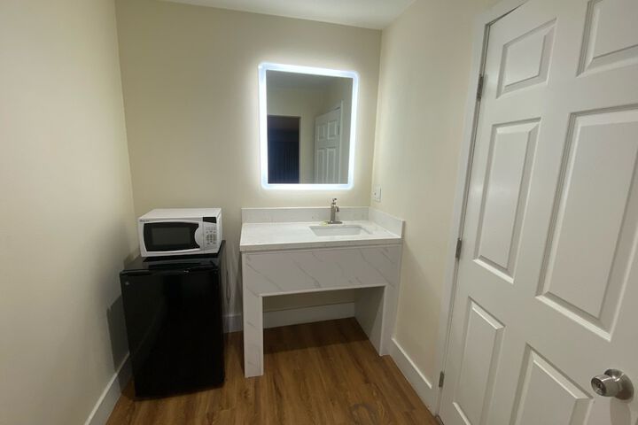 Standard Double or Twin Room (2 of 6)