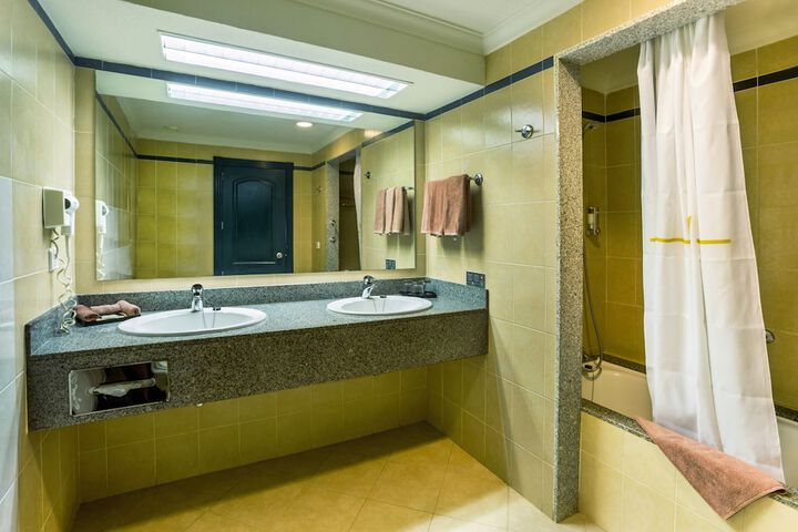 Room 40 of 130
