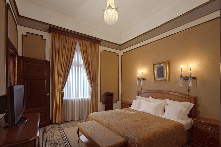 Room 48 of 142