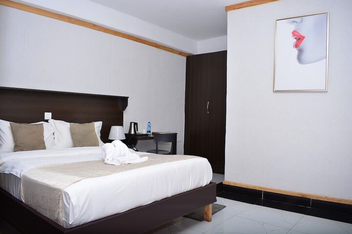 Room 6 of 63