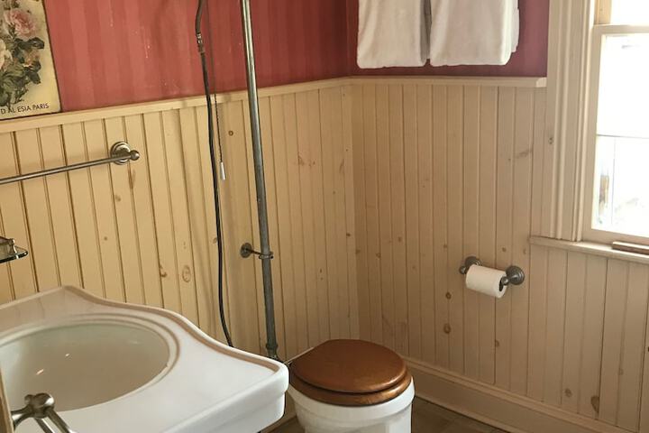 Room 34 of 66