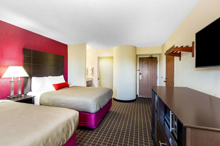 2 Double Beds (4 of 7)