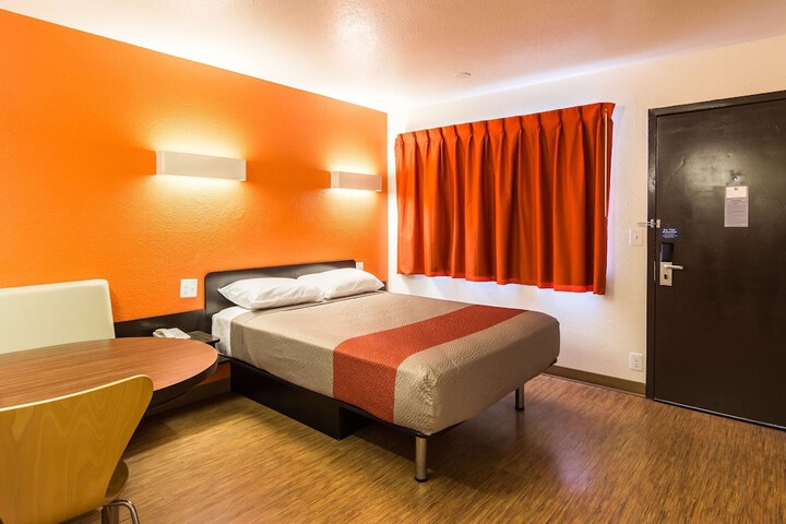1 Queen Bed (2 of 8)