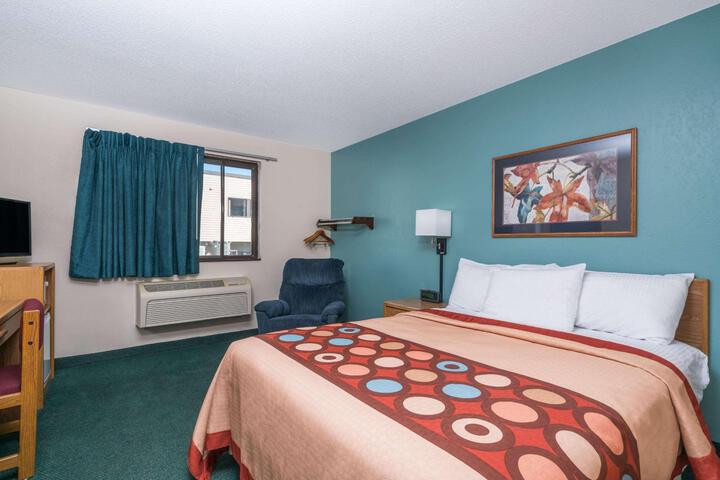 1 Queen Bed (21 of 26)
