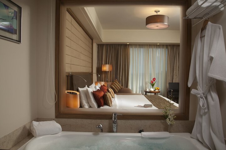 Room 28 of 76